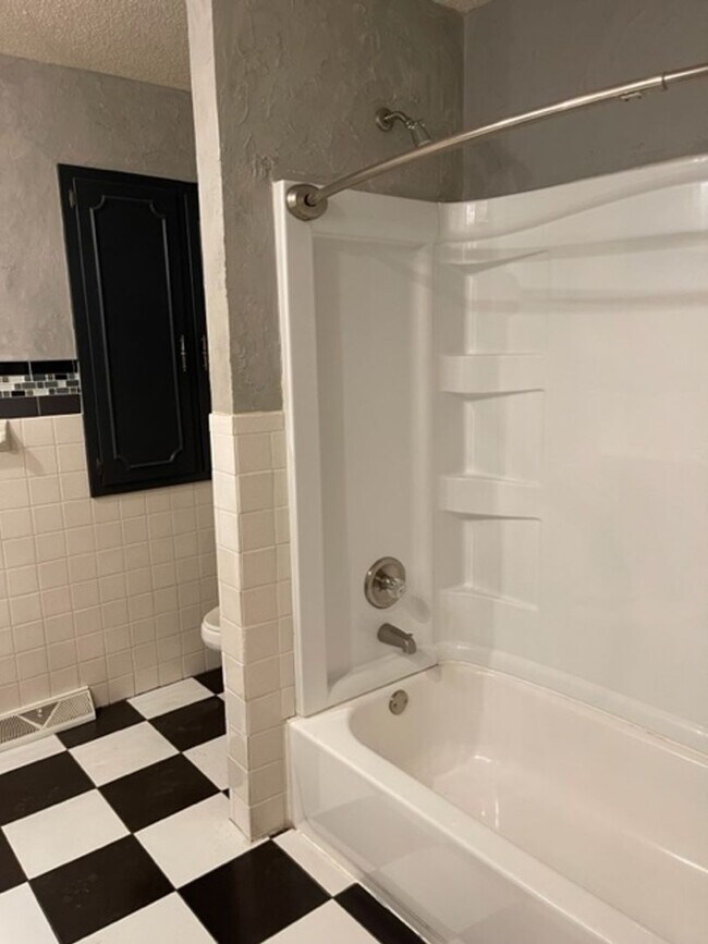 Building Photo - 3 Bedroom, 2 Bathroom, Great Location!