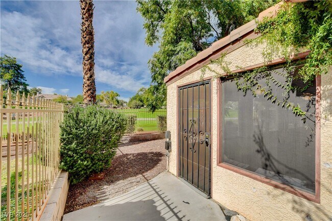 Building Photo - 4921 Fiesta Lakes St