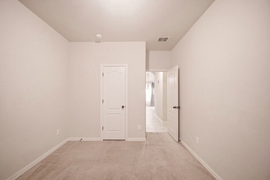 Building Photo - 2306 Lucerne Dr