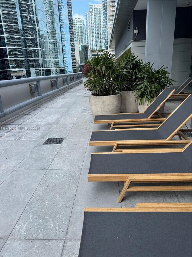 Building Photo - 1395 Brickell Ave