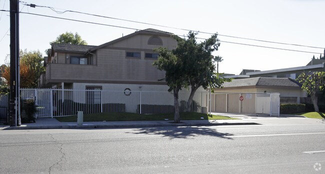 Building Photo - 3930 W Valencia Ave