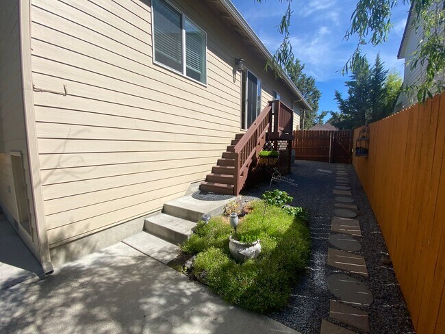 Building Photo - 3 Bedroom home in quiet neighborhood