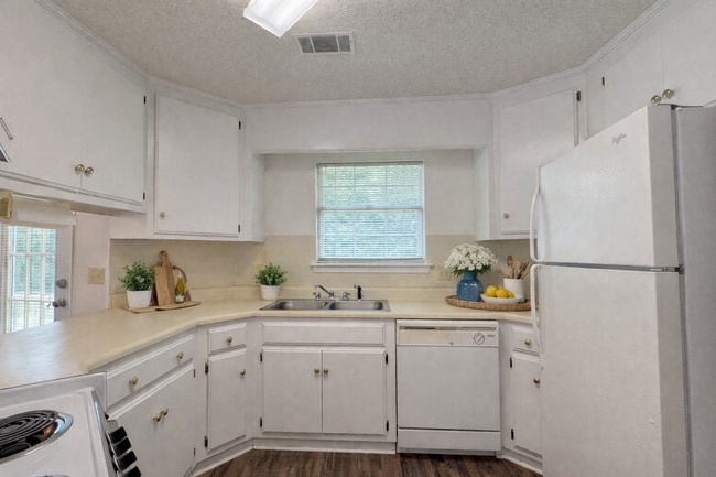 Building Photo - 7 Clayton Ln