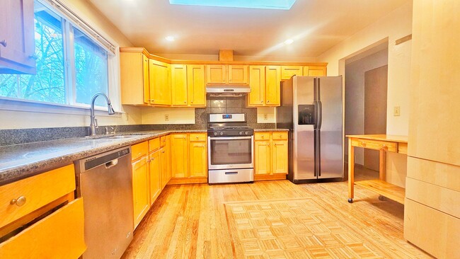 Building Photo - Charming 4 Bed 2 Bath Home in Wedgewood