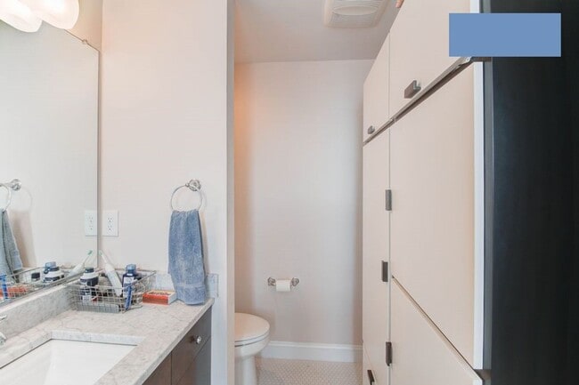 Building Photo - 2025 E Lombard St