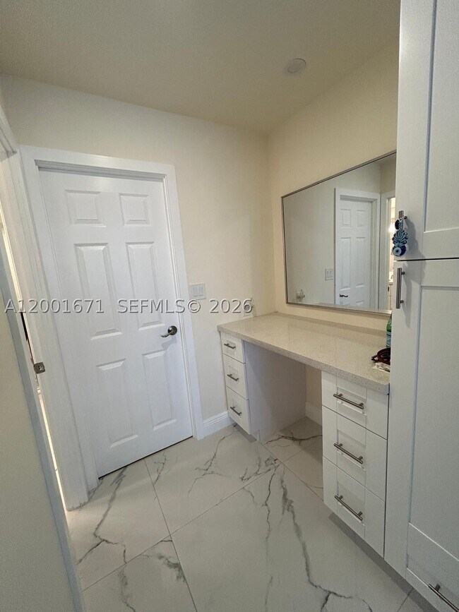 Building Photo - 2500 Parkview Dr