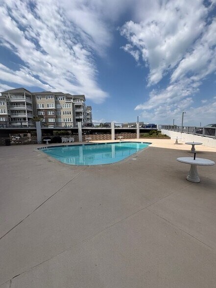 Building Photo - 3558 Shore Dr