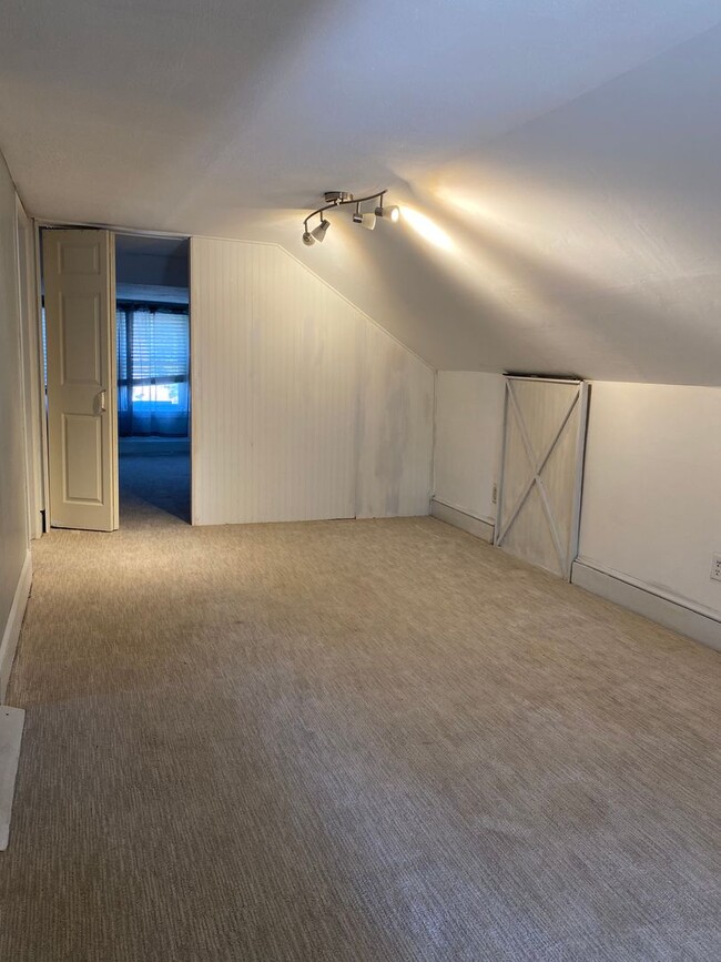 Building Photo - 3 Bedroom, 3.5 Bathroom In Downtown Perryv...