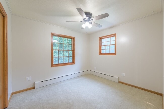 Building Photo - Rare green lake lake home for long term re...