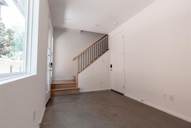 Building Photo - 5931 Ross Ave