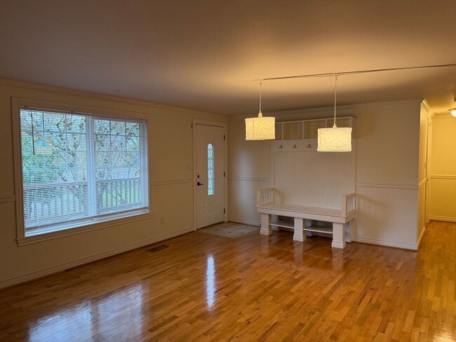 Building Photo - Charming Everett Rambler — 3 Bedrooms + Bonus Room
