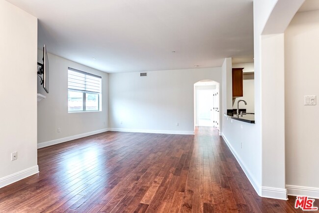 Building Photo - 5037 Rosewood Ave