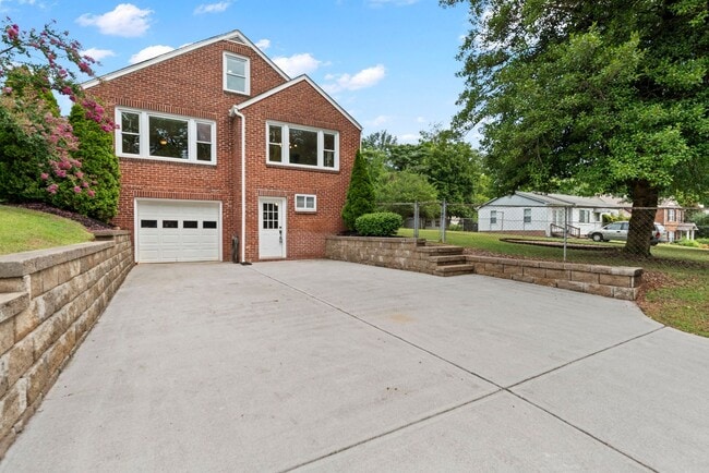 Building Photo - Knoxville 37909 - 3 bedroom 2 bath - call ...