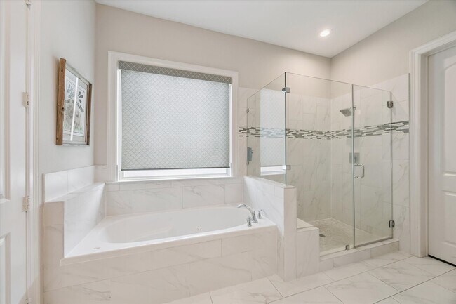 Building Photo - 4415 Marina St