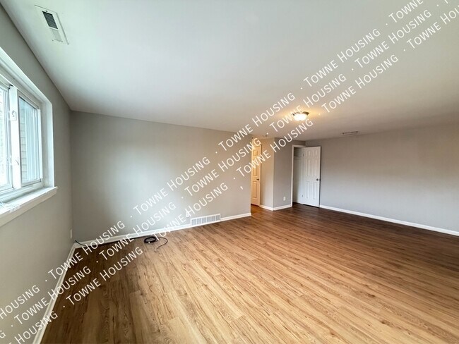 Building Photo - 132 Denrose Dr