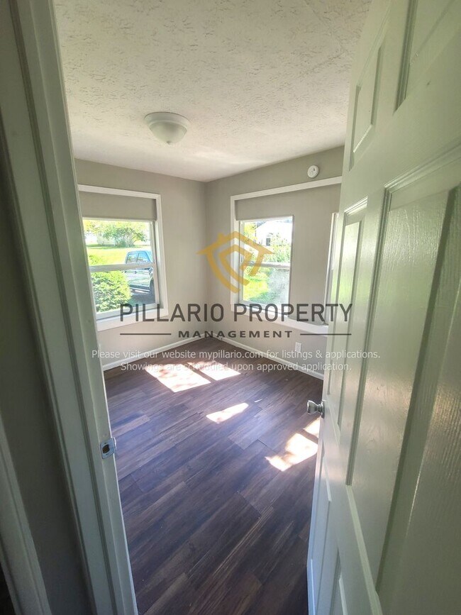 Building Photo - Updated 2 Bedroom 1 Bathroom near Forest M...
