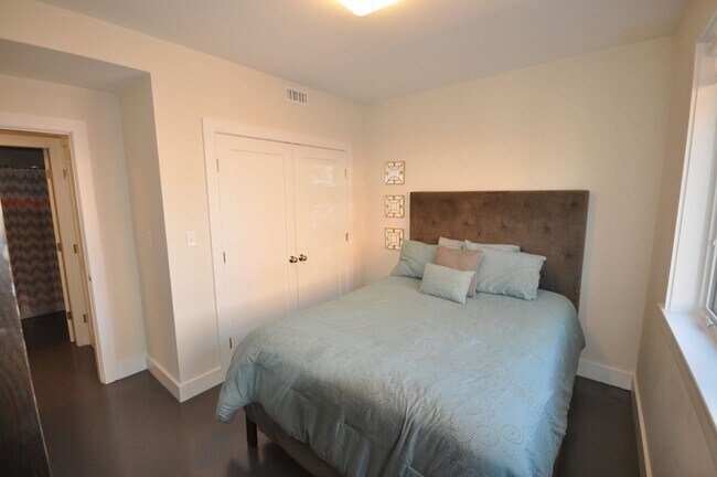 Building Photo - Amazing 3 bed 1.5 bath in the South End!!!