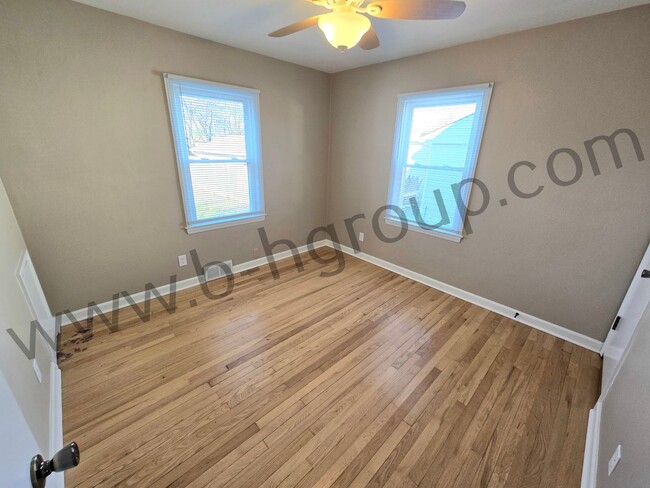 Building Photo - Great Location!