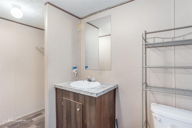 Building Photo - "Charming 3-Bedroom Home with 2 Full Baths in Prime Bossier City Location!"