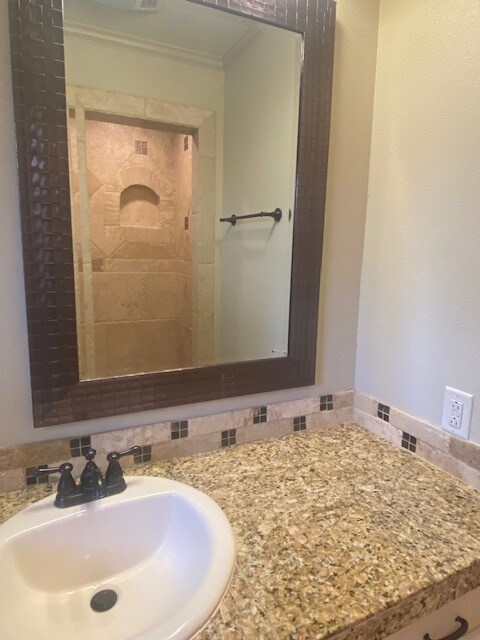 Shared bathroom - 1604 Bangor Ave