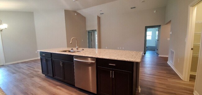 Building Photo - 4-Bedroom, 2-Bathroom in Winter Haven ***MOVE-IN SPECIAL/50% OFF 2ND MONTH!!***