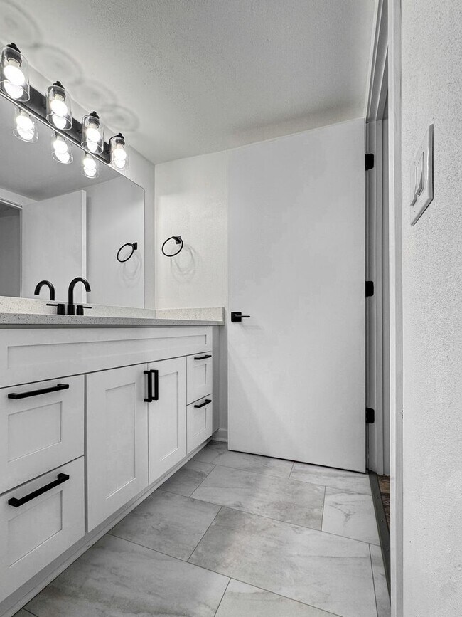 Building Photo - Chatham