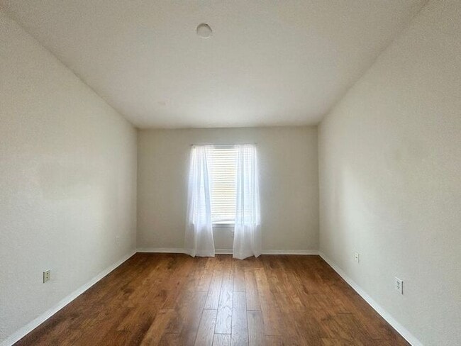 Building Photo - Stylish 3/2 Corner-Unit Condo with Resort ...