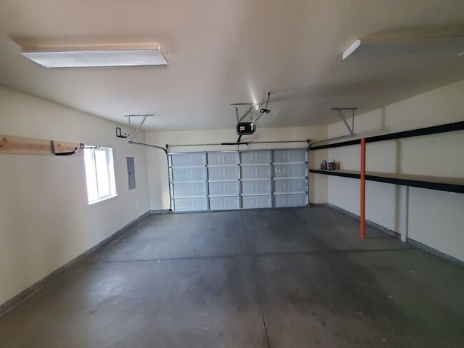 Building Photo - 3 Bedroom 2 Bath Single Family Home