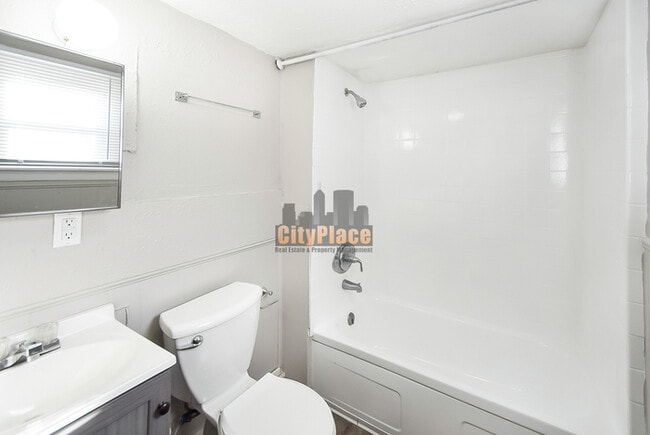 Building Photo - 2633 S Randolph St