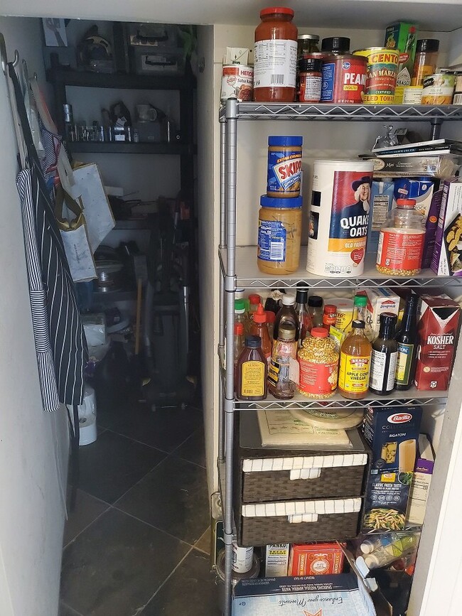 Building Photo - Downtown Loft living in Little Italy