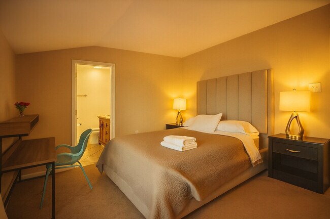 Building Photo - 808 W Broad St