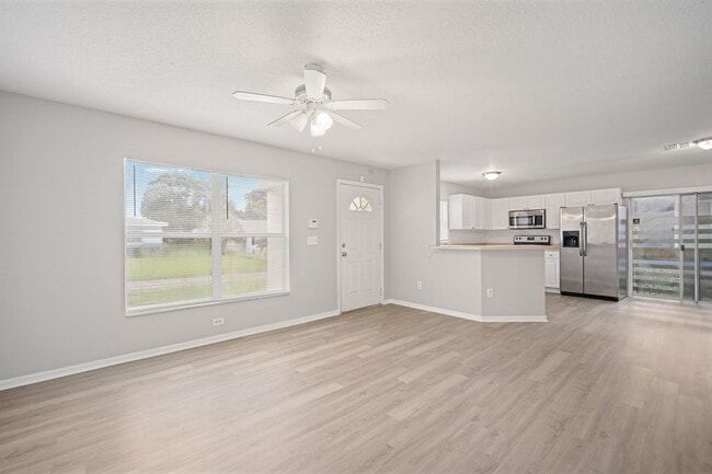 Building Photo - Move in Ready! Modern 3-Bedroom 2-bath Hom...