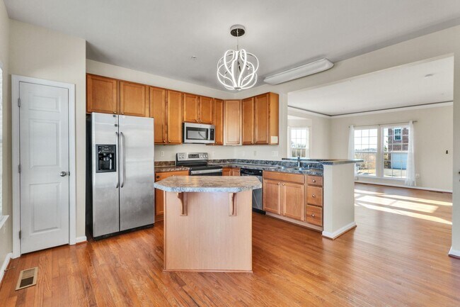 Building Photo - Charming 3 BR + Den Townhouse available now