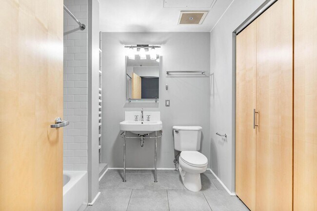 Building Photo - Stylish, south-facing 1-bdrm/1-bath loft in the Pearl—Deeded parking & storage