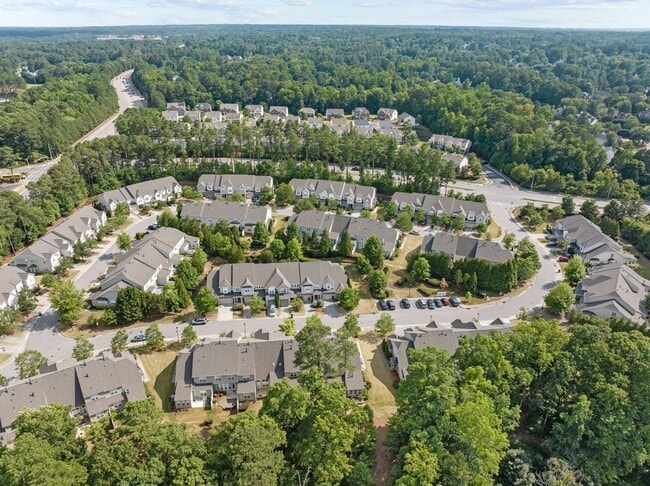 Building Photo - Gorgeous 3 Bedroom Townhome w/ Premium Finishes & Amenities - Pet Friendly!