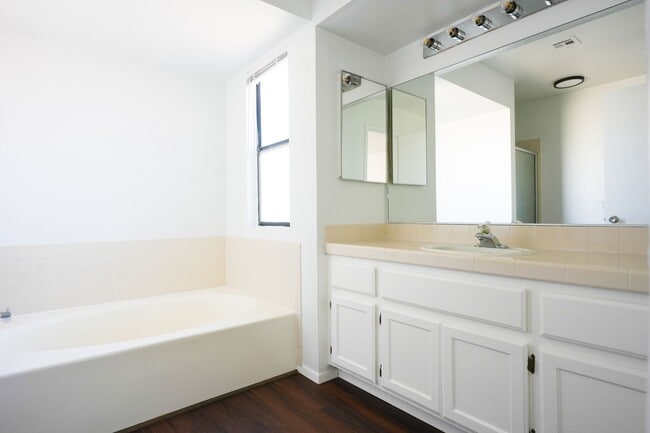 Building Photo - Stunning 3 Bed / 2.5 Bath Home w/ Loft, Two-Story Atrium & Remodeled Kitchen