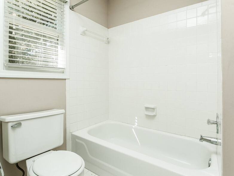 Building Photo - 2717 Twisted Oak Cove N