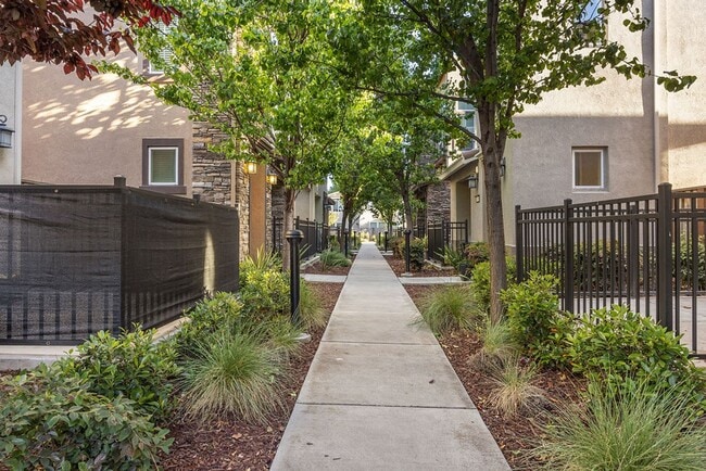 Building Photo - 5Bed/3Ba Home in Quiet Hayward Community w...