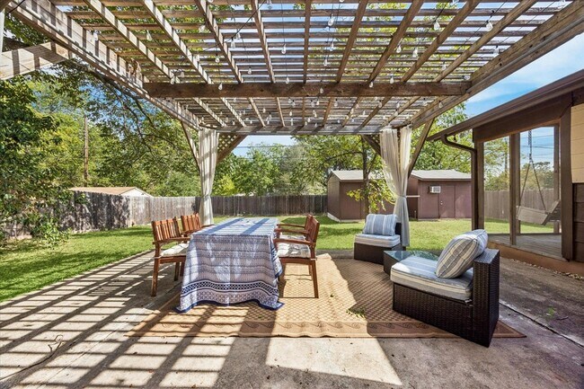 Building Photo - 908 Riddlewood Dr