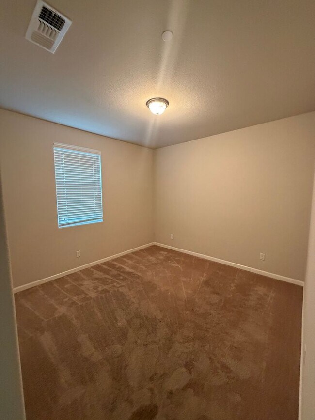 Building Photo - Nice home for rent in gated community in Tulare!