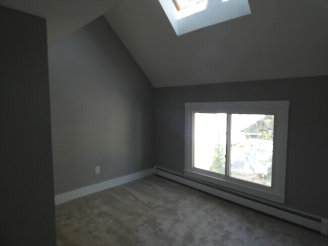 Building Photo - 98 Maple St