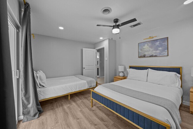 Building Photo - 2227 Greenbrier Dr