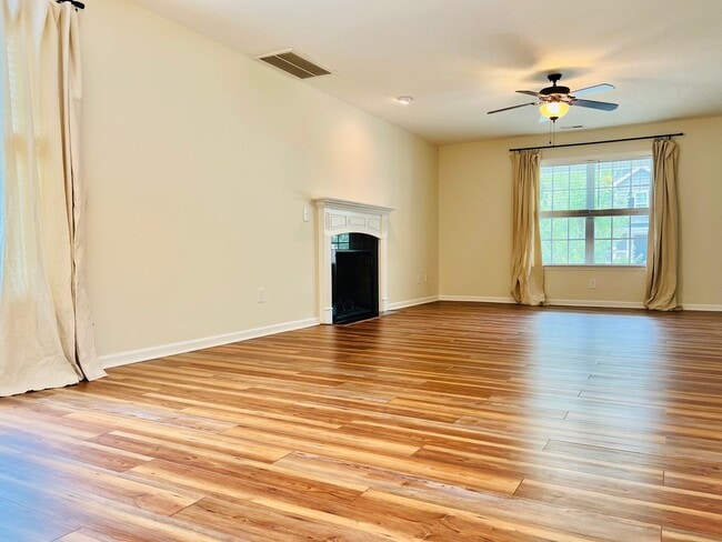 Building Photo - Sellhorn Heights 4BR/2.5BA, Fenced Yard, D...