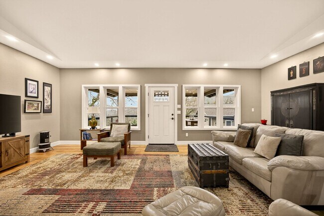 Building Photo - 860 Humbug Creek Rd