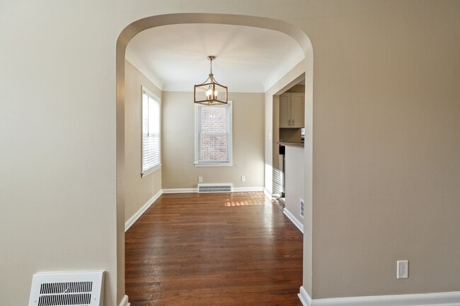 Building Photo - 1792 Roslyn Rd