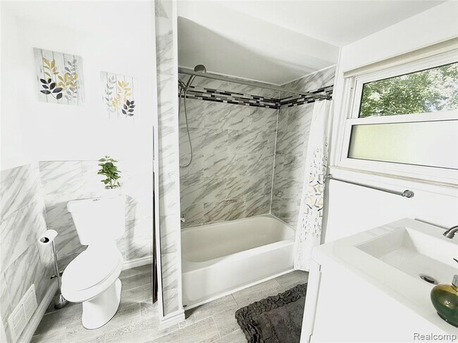 Building Photo - 1369 Flamingo St