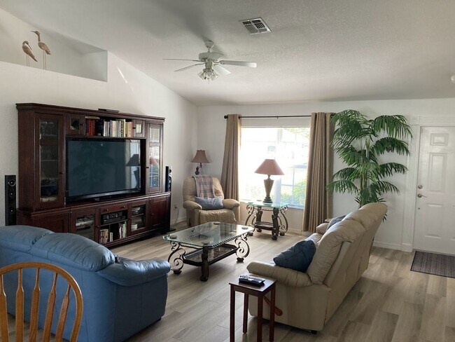 Building Photo - Short term FURNISHED vacation rental , 3x2...
