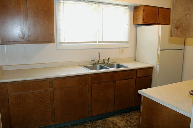 Building Photo - 411 E Plum St