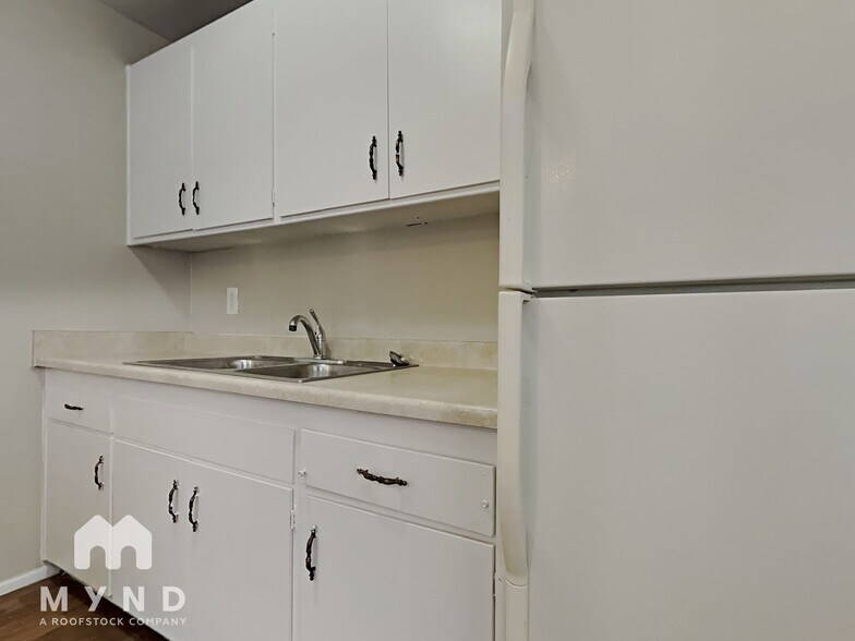 Building Photo - 910 S Dorsey Ln