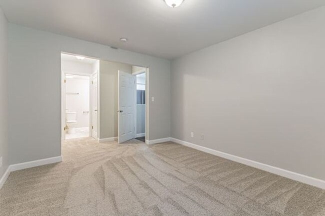 Building Photo - Two bedroom, two bath apartment with golf ...